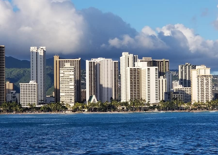 Photo: Pickle the cool · CC BY-SA 4.0 · via Wikimedia Commons Honolulu — Tropical paradise