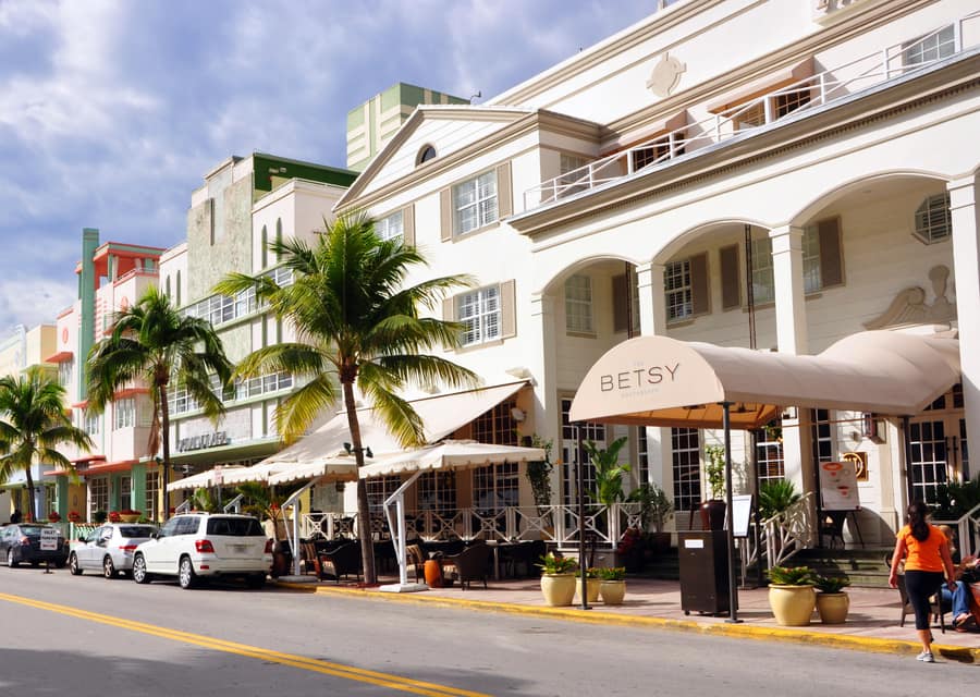 Photo: chensiyuan · CC BY-SA 4.0 · via Wikimedia Commons Miami Beach — Art Deco shores